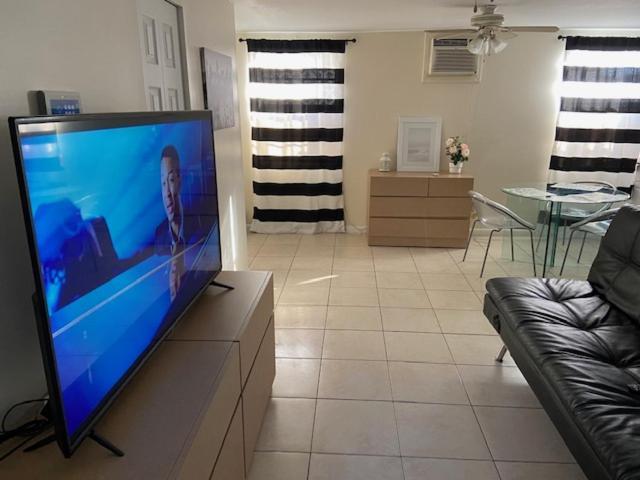 Hospedagem domiciliar Private Close To Airport - Free Parking - 01