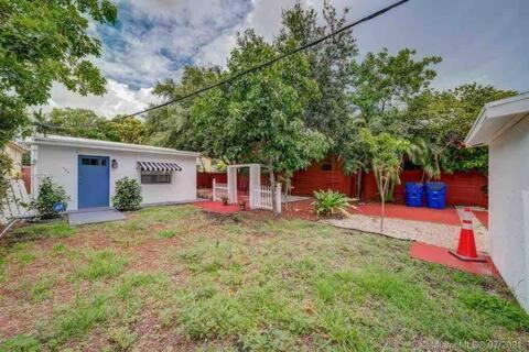 Hospedagem domiciliar Private Close To Airport - Free Parking - 01