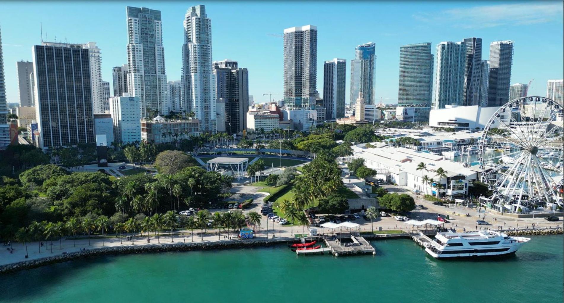 Hospedagem domiciliar Private Close To Airport - Free Parking - 01 *
