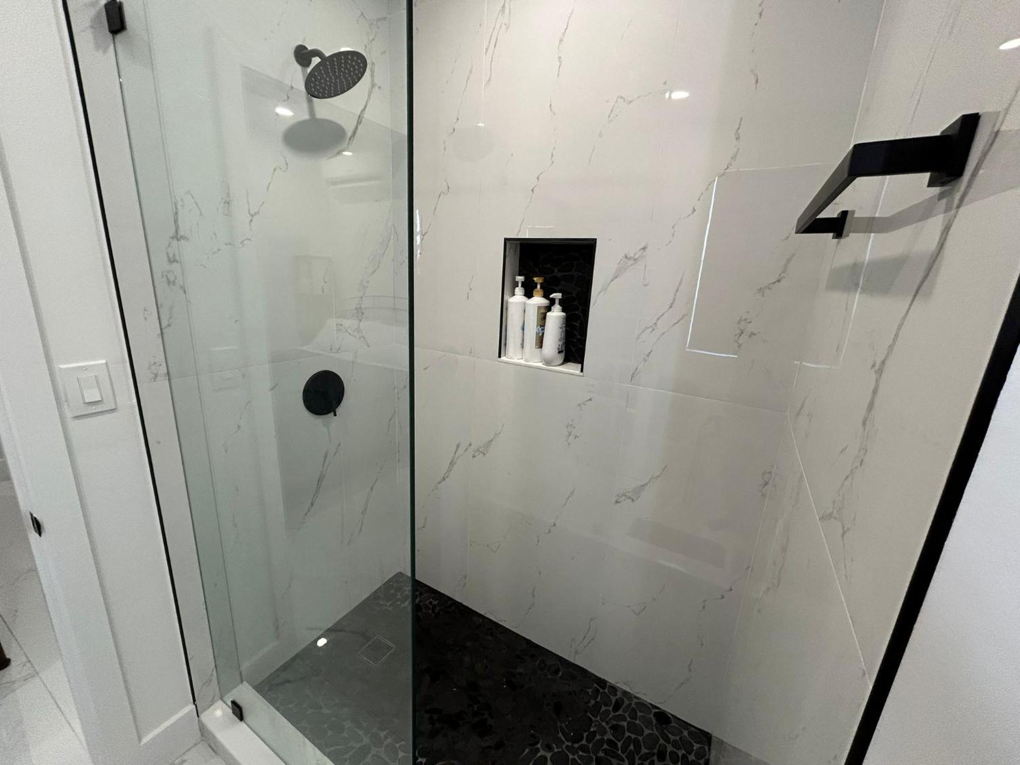 Hospedagem domiciliar Private Close To Airport - Free Parking - 01