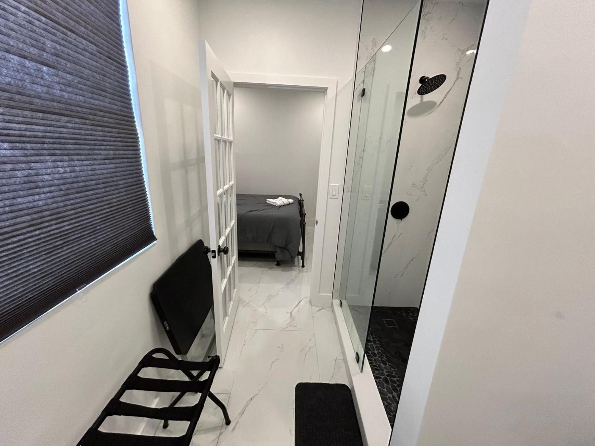 Hospedagem domiciliar Private Close To Airport - Free Parking - 01 *