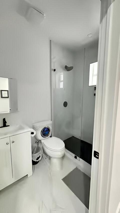 Hospedagem domiciliar Private Close To Airport - Free Parking - 01 *